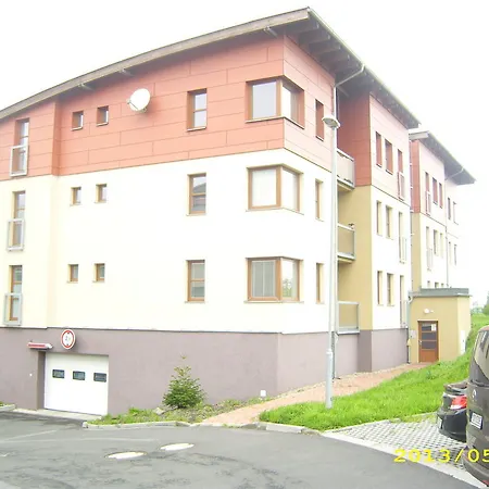 شقة Apartman Alfa Loučná pod Klínovcem